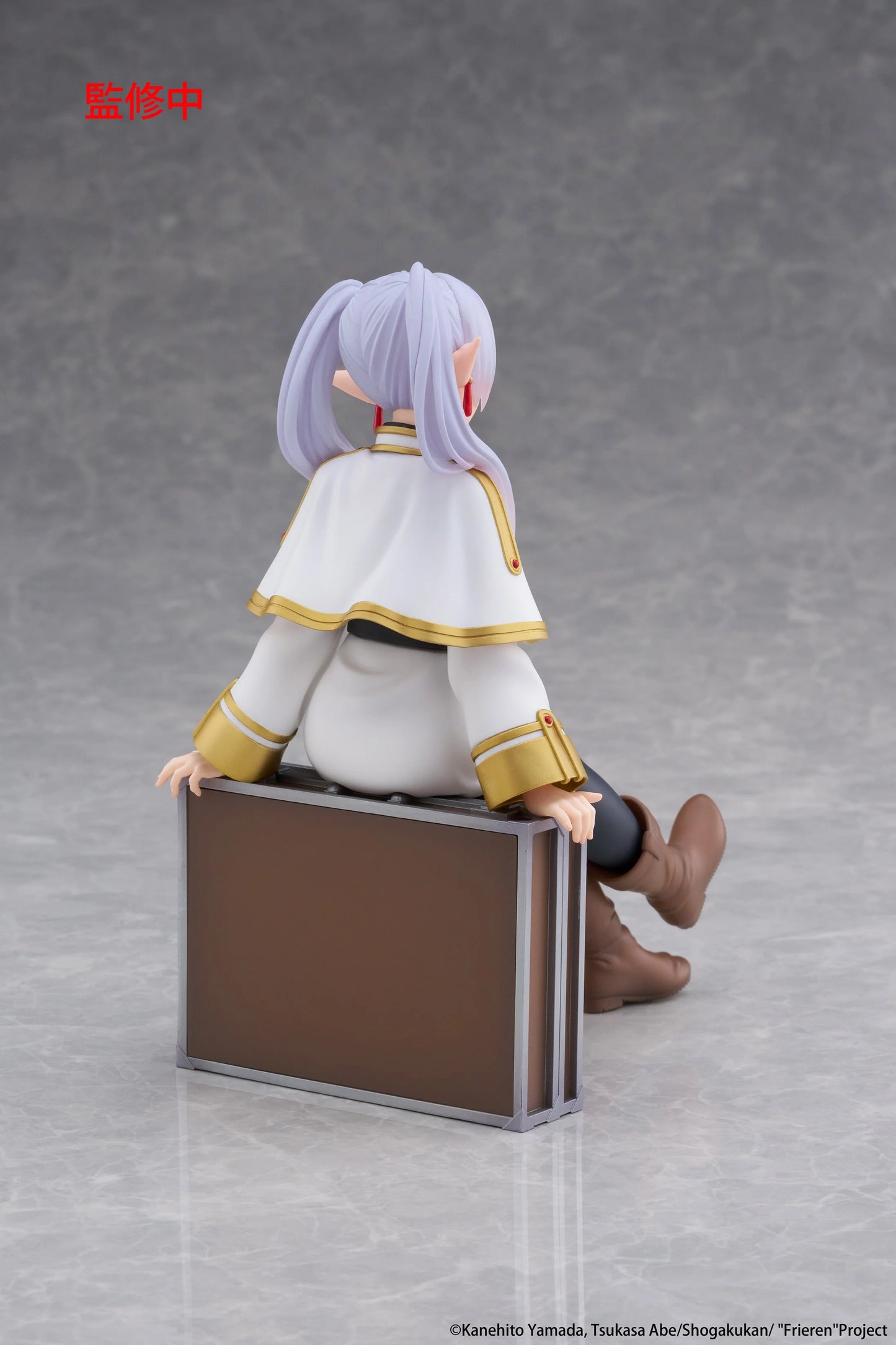 PRE ORDER – FRIEREN: BEYOND JOURNEY'S END - DESKTOP CUTE FIGURE - FRIEREN (TRUNK CASE VER.)