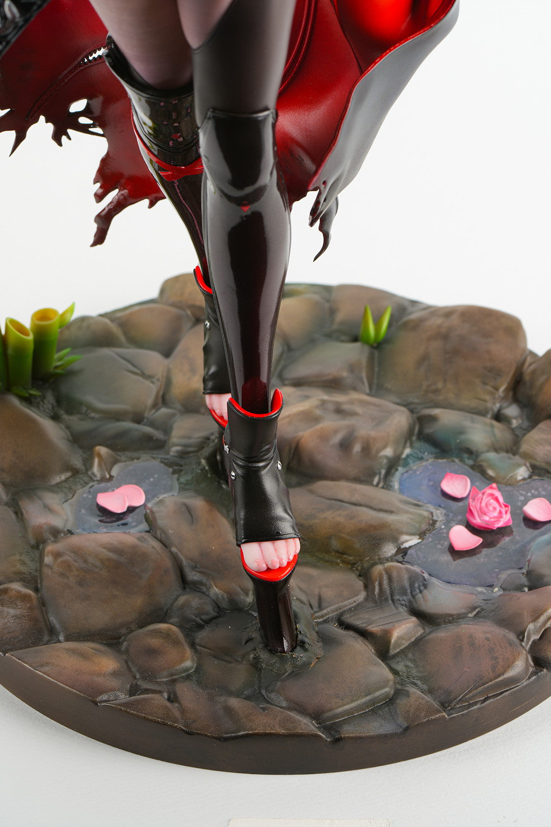 PRE ORDER – 1/4 GODDESS OF VICTORY: NIKKE - SCARLET : BLACK SHADOW