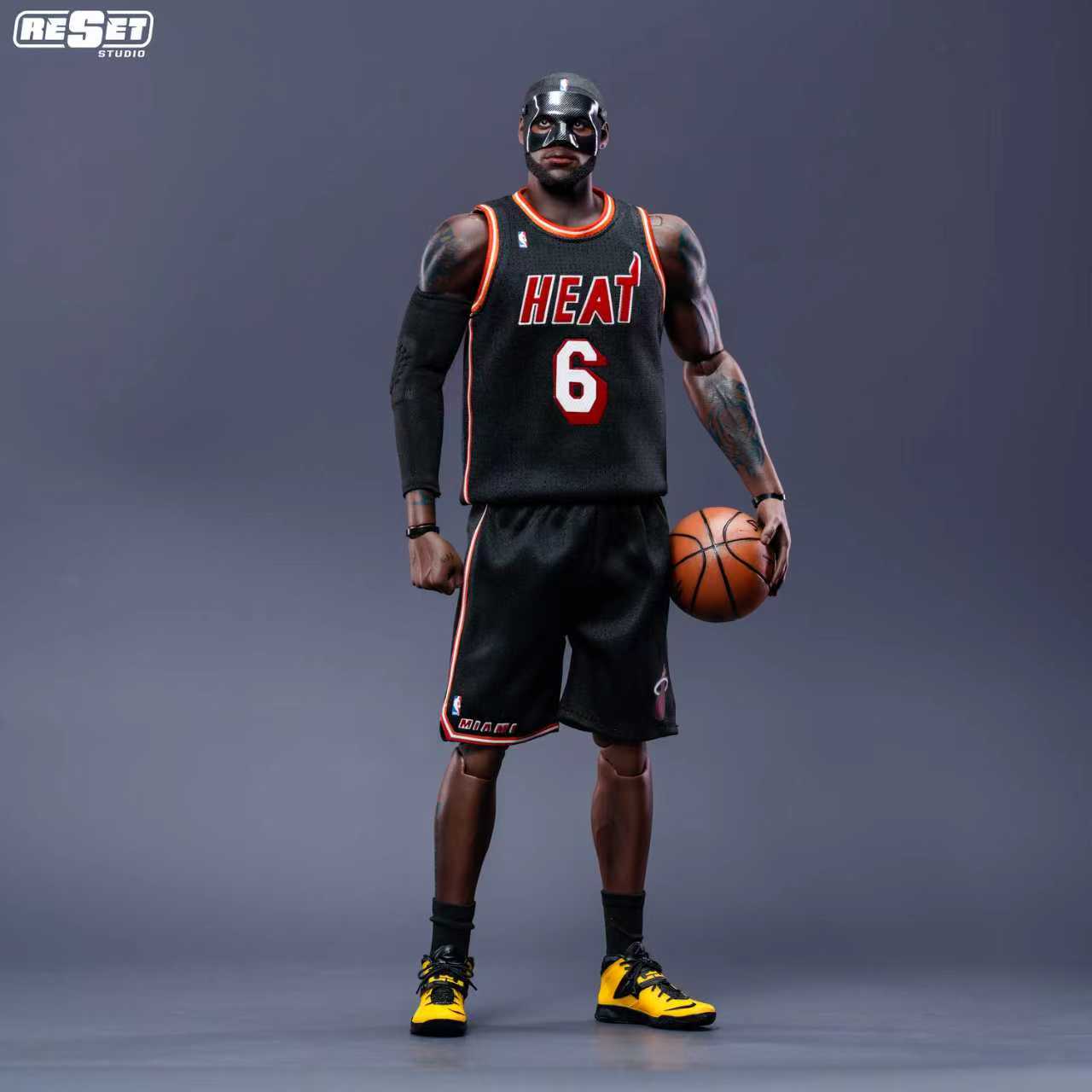 PRE ORDER – 1/6 COLLECTOR'S EDITION - POSSESSIVE EYES - MIAMI HEAT BLACK MASK LEBRON JAMES SCALE COLLECTOR'S EDITION ACTION FIGURE
