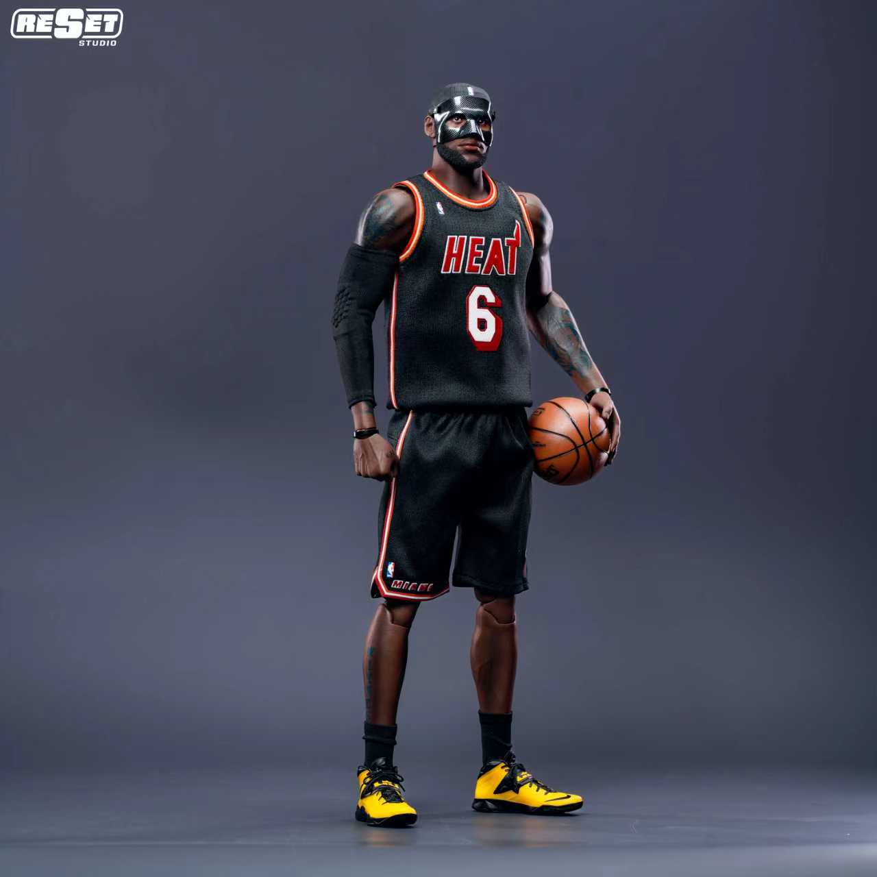 PRE ORDER – 1/6 COLLECTOR'S EDITION - POSSESSIVE EYES - MIAMI HEAT BLACK MASK LEBRON JAMES SCALE COLLECTOR'S EDITION ACTION FIGURE