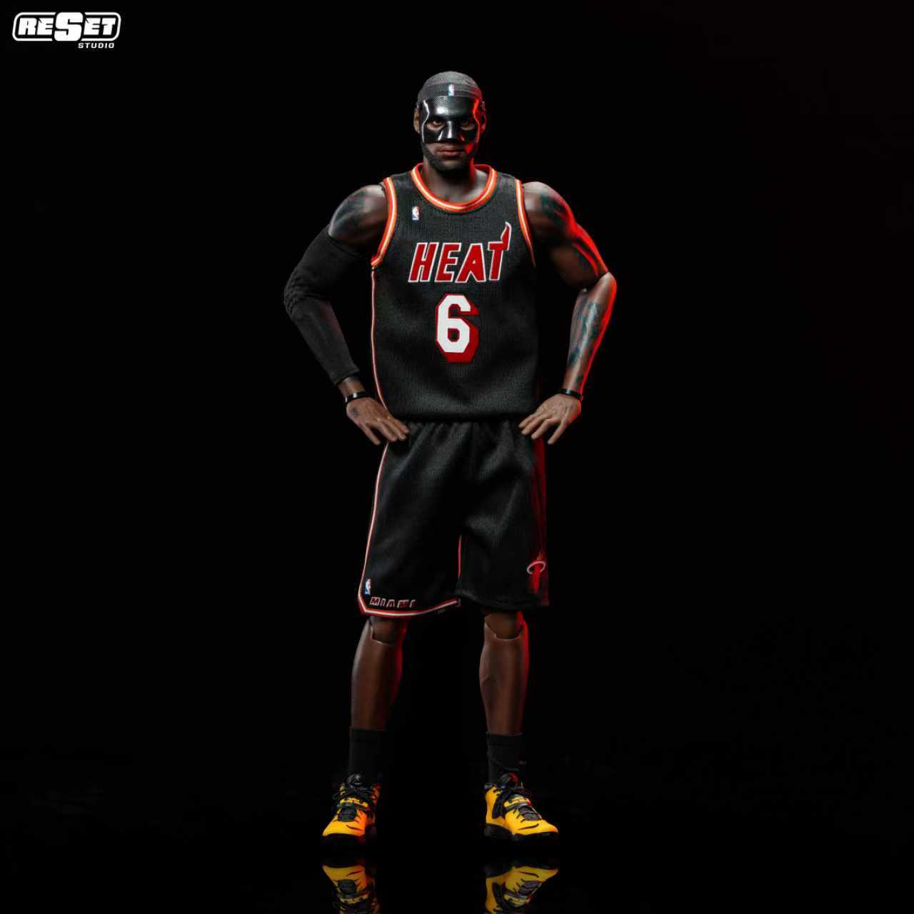 PRE ORDER – 1/6 COLLECTOR'S EDITION - POSSESSIVE EYES - MIAMI HEAT BLACK MASK LEBRON JAMES SCALE COLLECTOR'S EDITION ACTION FIGURE