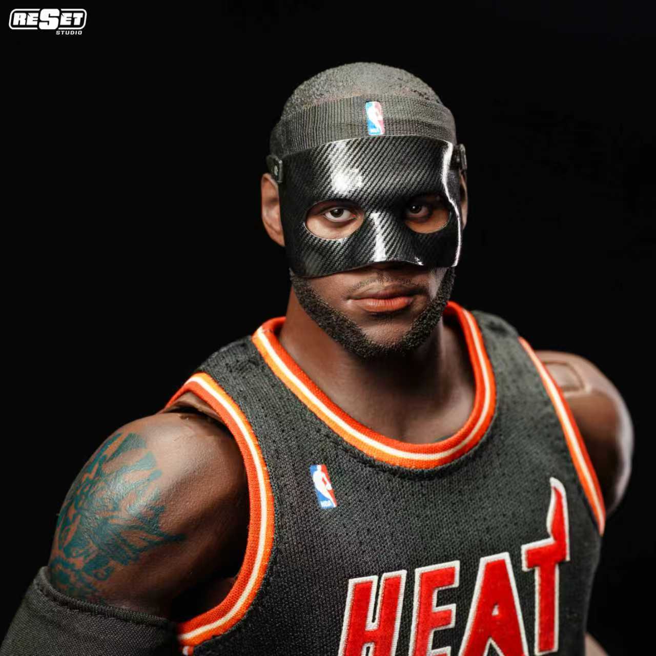PRE ORDER – 1/6 COLLECTOR'S EDITION - POSSESSIVE EYES - MIAMI HEAT BLACK MASK LEBRON JAMES SCALE COLLECTOR'S EDITION ACTION FIGURE