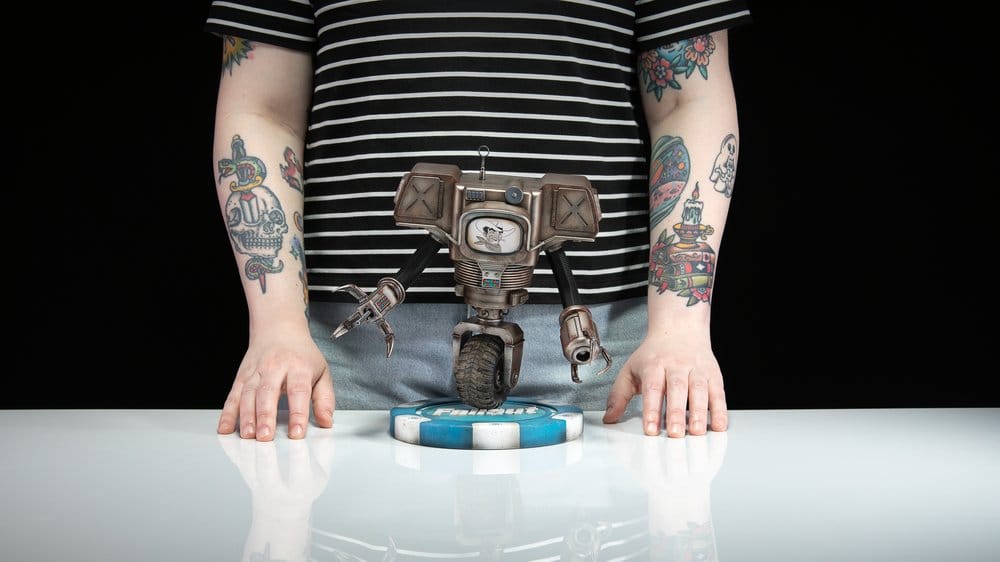 PRE ORDER – FALLOUT (AMAZON) - VICTOR THE SECURITRON - FIGURE