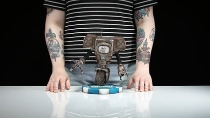 PRE ORDER – FALLOUT (AMAZON) - VICTOR THE SECURITRON - FIGURE